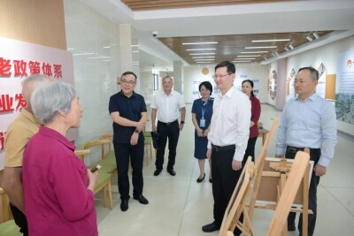 阚保勇开展“敬老月”走访慰问活动