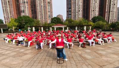 “花”式宠老情意浓，文明实践暖重阳