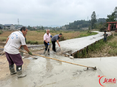 把“人民满意”写在青山绿水间