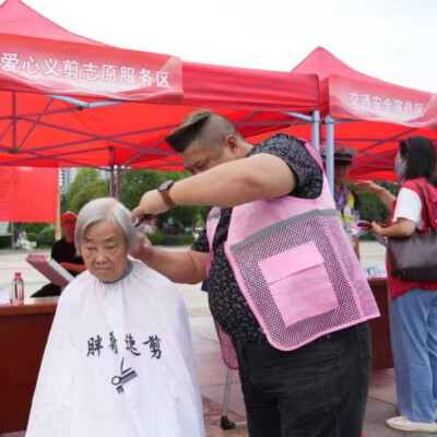重阳别样过！洪江市便民集市搭台，银发老人登台唱红歌