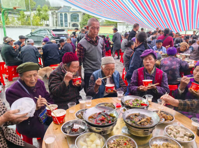 一村一场活动、一村一顿团圆饭！这个乡的重阳宴好热闹~