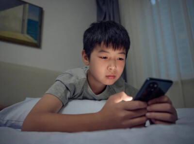 孩子熬夜、成绩猛降不是贪玩！专家：这些信号或是心理问题预警