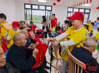 桑榆逢佳日 星火递温情