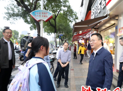 何恩广调研建宁人行天桥和建宁实验小学新建校门项目