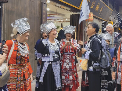 法式邂逅苗乡！法国旅行团全员身着苗服畅游凤凰古城