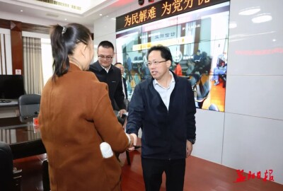向世聪到市信访局接待来访群众