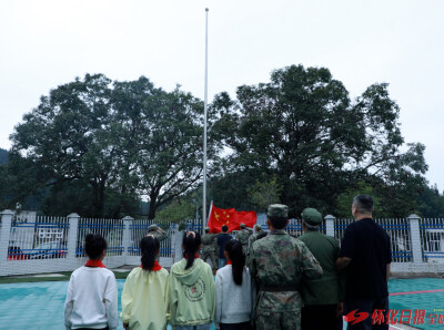 溆浦龙潭九旬抗战老兵韩承直在家门口圆了升旗梦