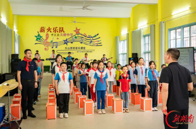 爱心接力点亮乡野美育，赋能平江“薪火乐队”逐梦前行