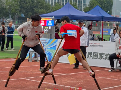 脚踩竹马，圈内“对抗”，高脚竞技太燃了！