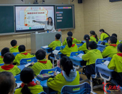 蒸湘区吴微小学科学与信息科技名师工作室开展新教师培训专题教研活动
