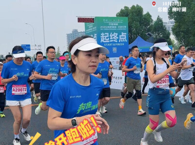 火炬传承跑+10公里精英赛在柳叶湖开跑