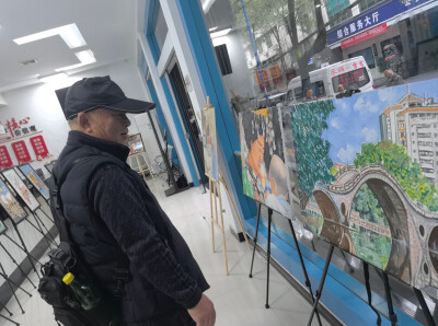 家门口的党群服务中心里，83岁老党员办起了画展