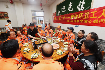 湘潭“一屋人”为环卫工“加餐”