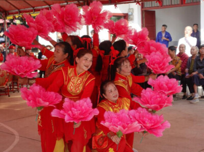 花鼓戏响，饭菜飘香，过鹿坪村这场敬老聚会满是烟火暖意