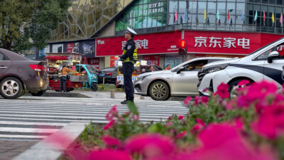 聚光灯外 守护在线——张家界公安交管“空地一体”护航省民族运动会闭幕
