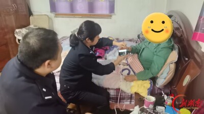 指纹采集上门办，赫山公安为行动不便老人解“证”结