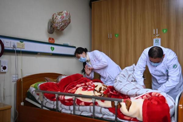 新职业工种“长期照护师”是做什么的？如何申报？职业标准来了→