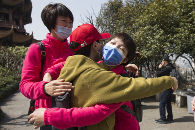 “樱为武汉 与你湘渝”援鄂医疗队代表重聚武汉 感叹“就像回家走亲戚”