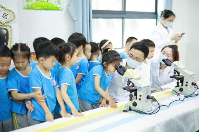 探索自然 引领成长——湘雅医院检验科青年文明号带领小朋友们体验微观世界