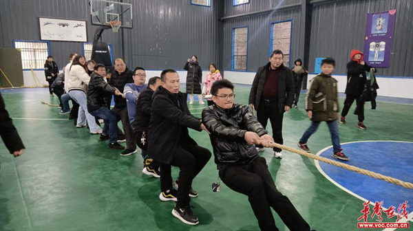 宜章七中“贺岁杯”教职工拔河比赛火热开拔！