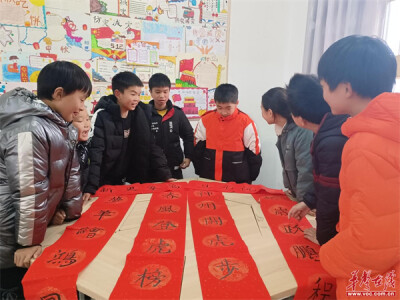 致富学校：翰墨飘香书春联 丹青飞扬迎佳节
