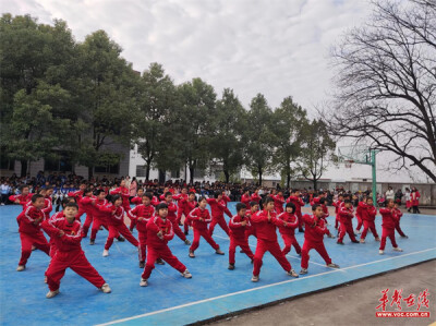塘市镇中心学校举行庆元旦自编操比赛