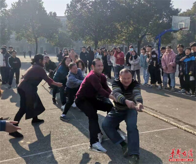 邵阳县湾塘中学拔河比赛如期开展