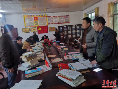 谷洲镇中心学校检查组深入湾塘中学开展期末教学常规大检查工作