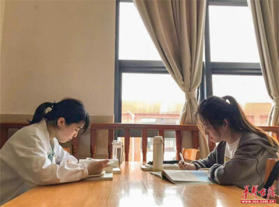 从专科到研究生，两名湘信学子的逆袭路