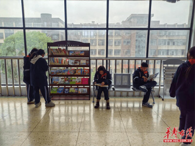 常德市第十三中学打造“图书角” 开展常态化“读书分享”活动