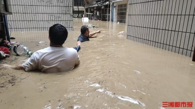 蹚水徒手破窗！社区书记暴雨中紧急营救被困老人