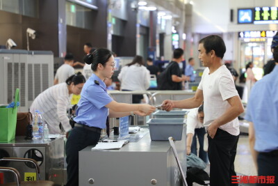 国庆假期迎来出行潮，“00后”安检员温柔守好进站第一关｜假日值班室