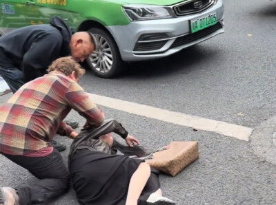 善意无国界！成都博物馆前一女子受伤倒地，中外路人合力救助丨26℃