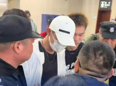 张继科、乔红抵达醴陵，粉丝在高铁站放烟花迎接
