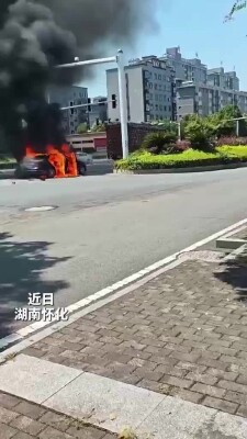 车辆行驶中突发自燃，消防紧急扑救