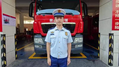 手指画框，框住最美“中国红”