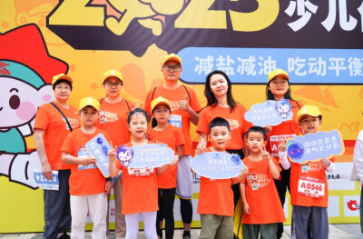 蓝莓姐姐果汁助力2025长沙走娃少儿健走大赛：健康饮品为亲子运动注入活力