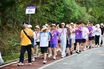 陕西秦汉中学学子来韶山开展毅行社会实践活动