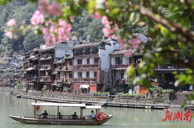 沱江泛舟览古城