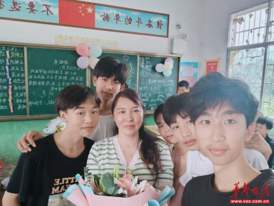 王朝霞：“朝霞”点点育乡村桃李 丹心闪闪铸苗乡师魂