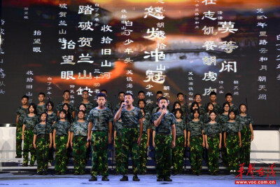 激扬爱国强军情 怀化市湖天中学举行2025级军训文艺汇演