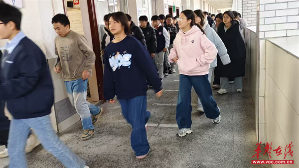 溆浦县观音阁镇中学举行防踩踏应急疏散演练活动