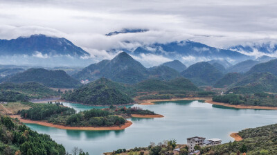雨后云雾漫青山