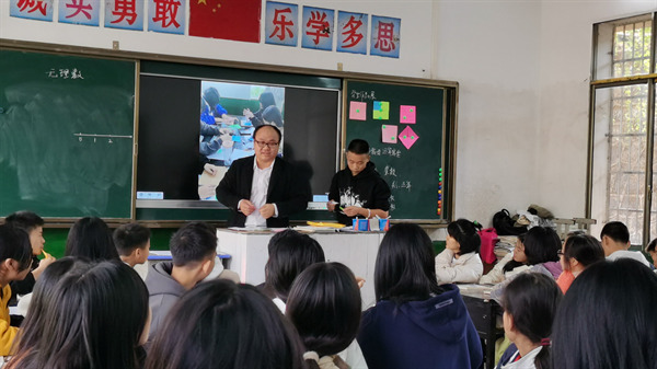 笔尖藏匠心 讲台育繁花 颜林锋的教育修行之路
