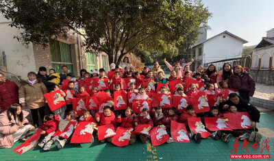 芷江一幼期末汇报：游戏中启智成长 亲子间巧绘新春