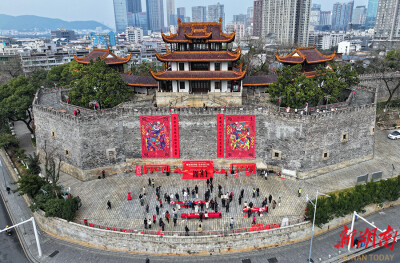巨幅春联亮相长沙地标