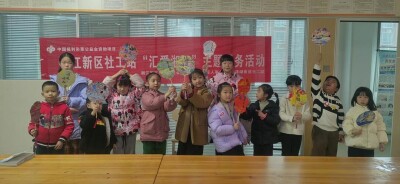 巧手迎新春 年味暖人：白庙子社区春节主题手工小组圆满完成实践活动