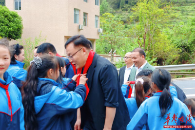爱心助学暖人心 校地携手促振兴 湖南省川渝商会赴麻阳谷达坡小学开展帮扶考察