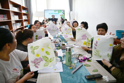 湘潭市雨湖区妇联开展“留住春天·拓染拾光”非遗手作亲子疗愈沙龙