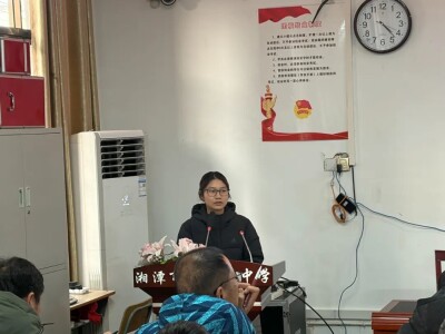 捧一卷经典，映一方讲台